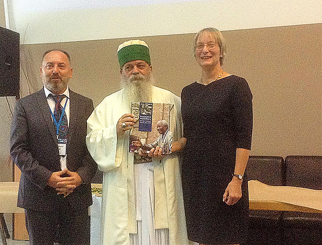 Arben Sulejmani with the Dedebaba Edmond Brahimaj and Wytske Dijkstra.