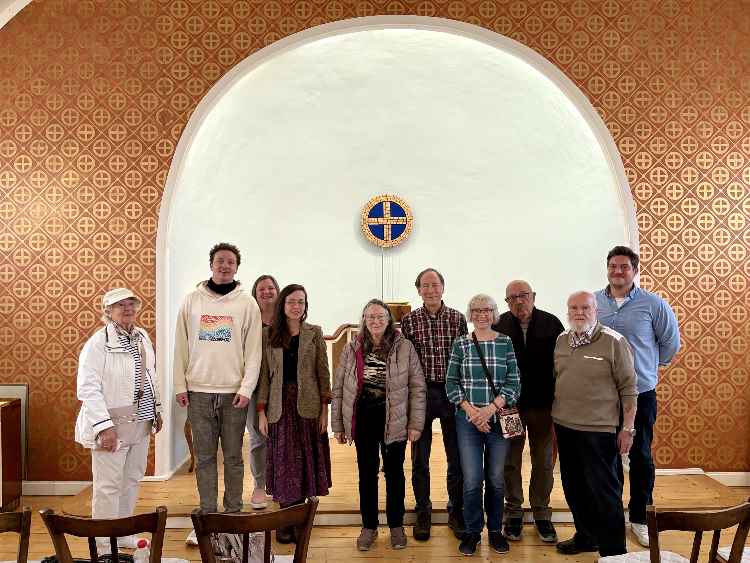 A group of people inside a community hall in Mainz.