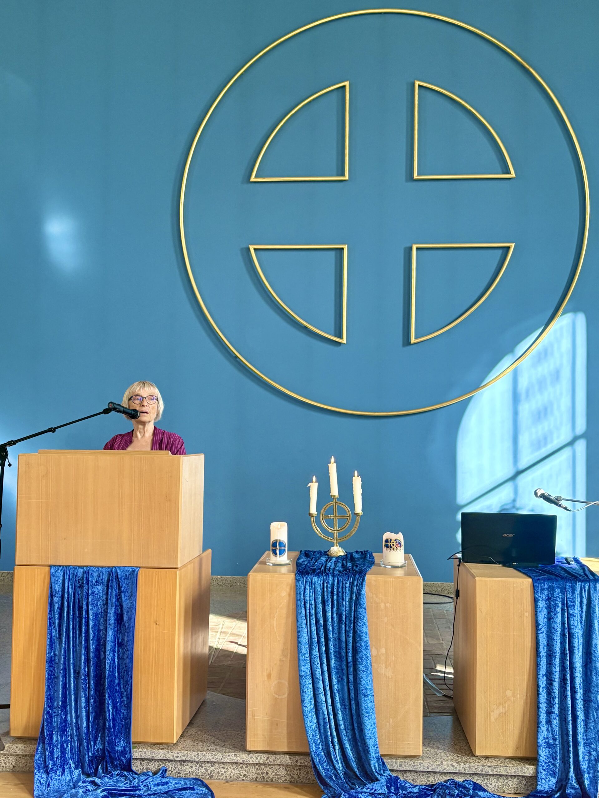 Gudrun Hahn speaking at the conference.